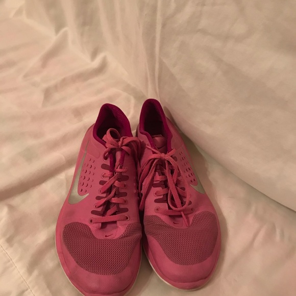 Nike tennis shoes - Picture 2 of 2